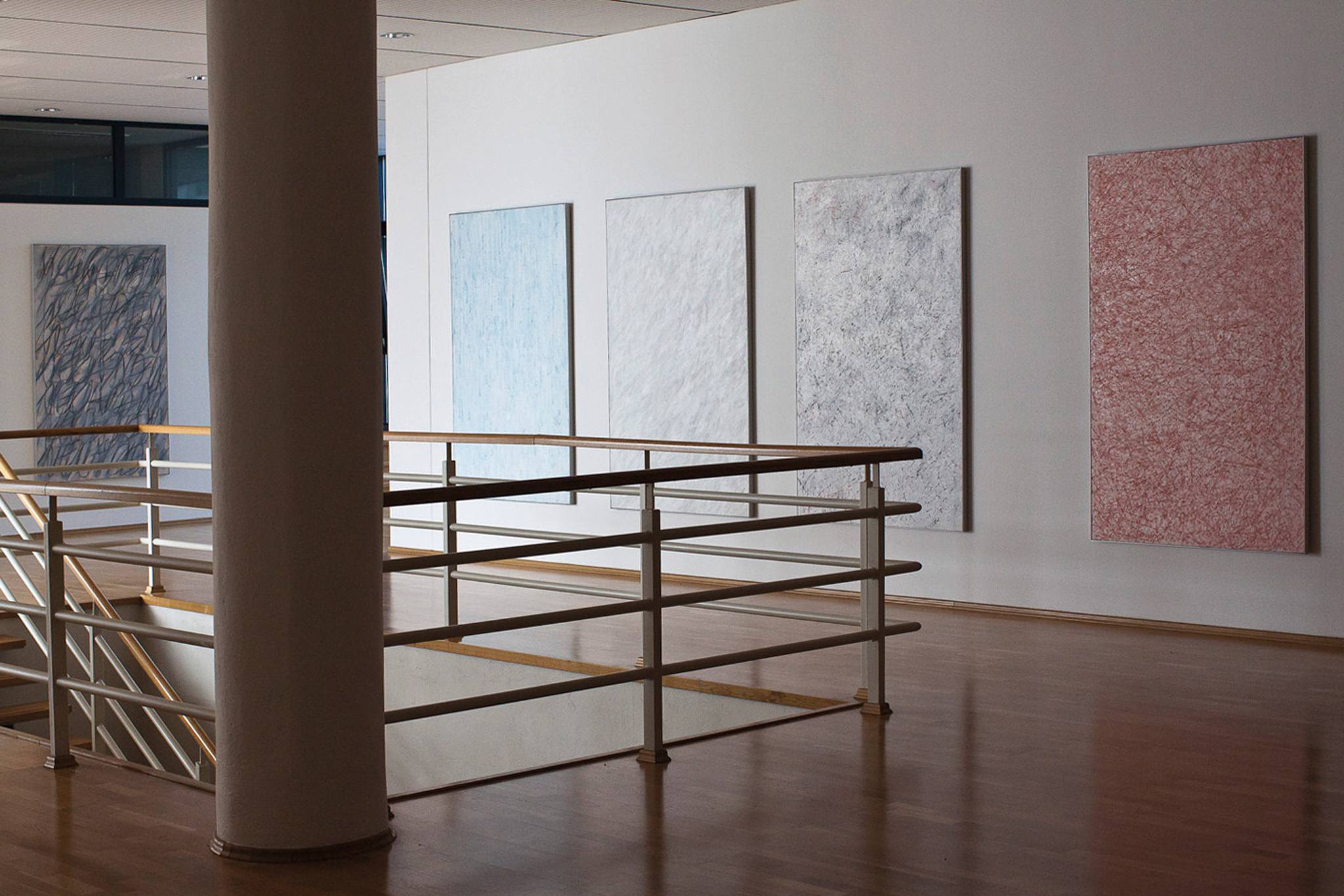 Snímek z výstavy „11 z 99“, laťovka, olej, grafit, mastný pastel, 125 x 200 cm, 2012, Continental Barum. Foto Jiří Jabůrek.