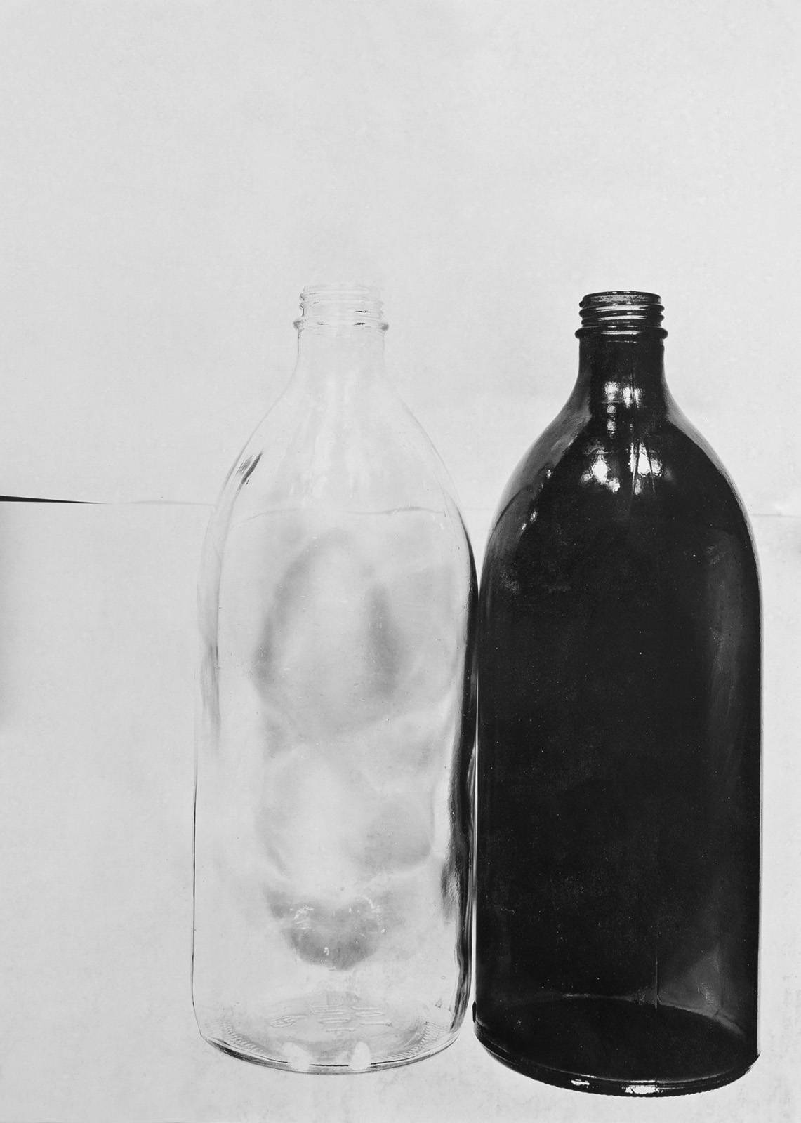 Bílá a černá láhev 2 /pocta Svatopluku Slovenčíkovi/, 1982, čb. fotografie, 240 x 150 mm, reprodukční kamera Agfa-Gevaert