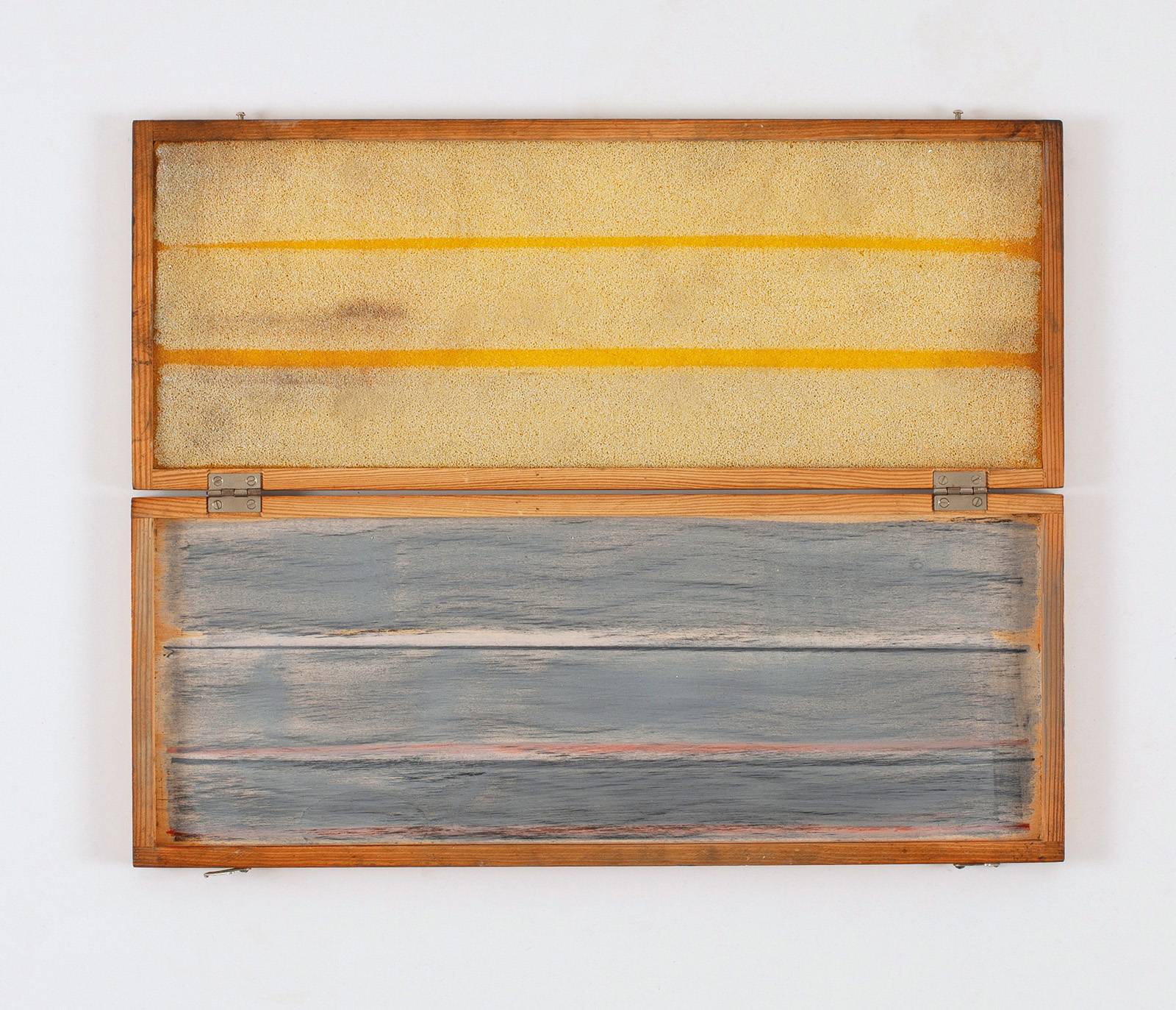 Moře /osobní/, 2018, kombinovaná technika, molitan, nalezené pouzdro od měřidel, 36 x 45 x 3 cm