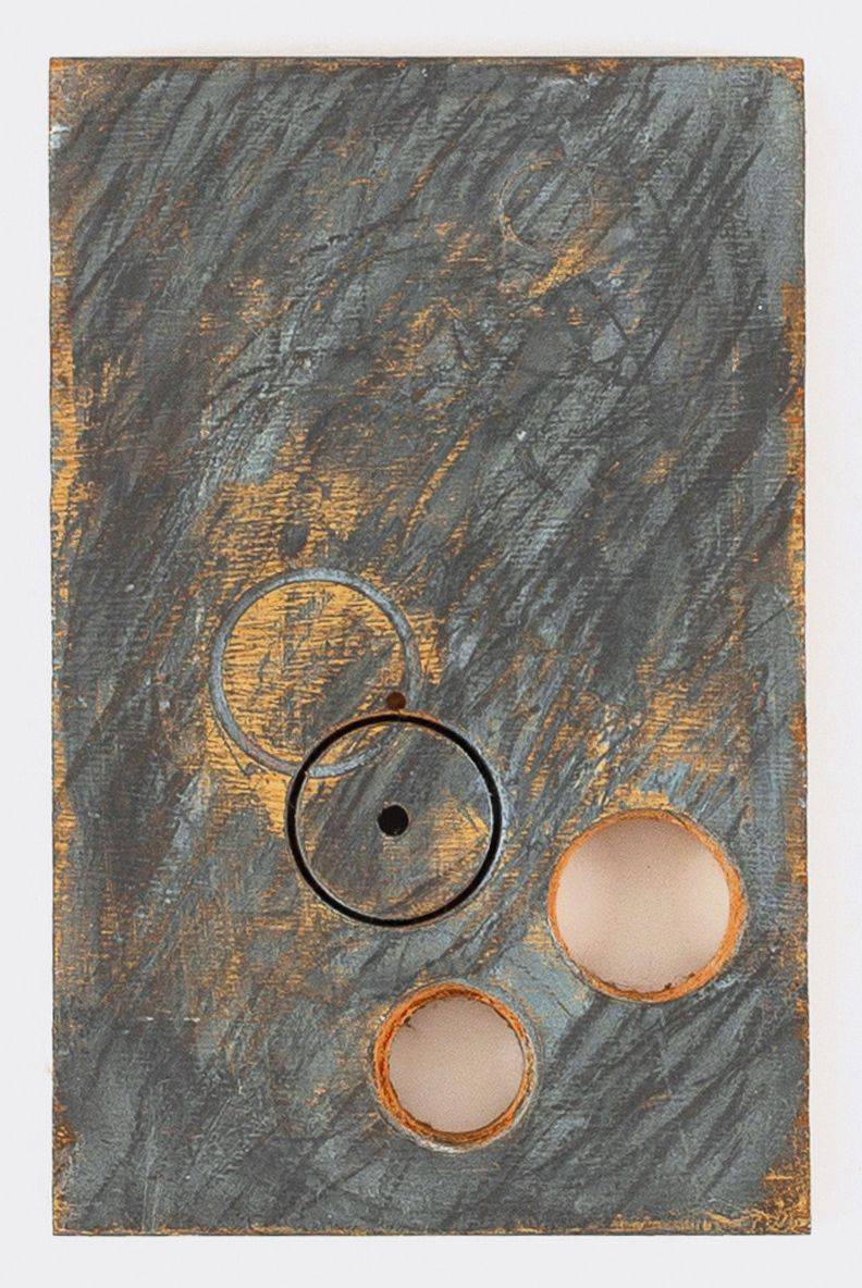 Z cyklu Město v zahradách, 2005, kombinovaná technika, nalezená tovární vrtaná deska, 14 x 23 x 2 cm