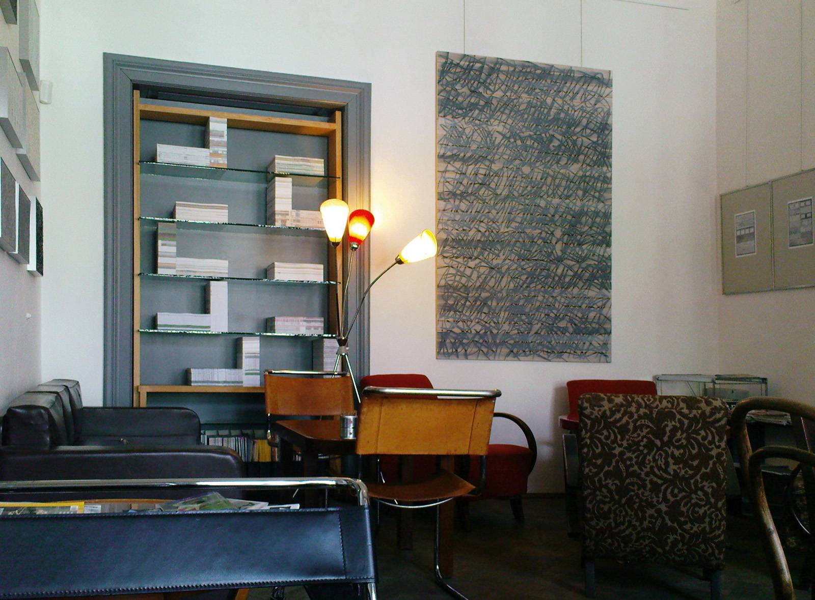 Instalace Moje knihovna, 2010, slepené přířezy makulatury, 300 x 200 x 100 mm, sestava původně tvořící digi číslici 50. Realizace tiskárna Kodiak print, Zlín.